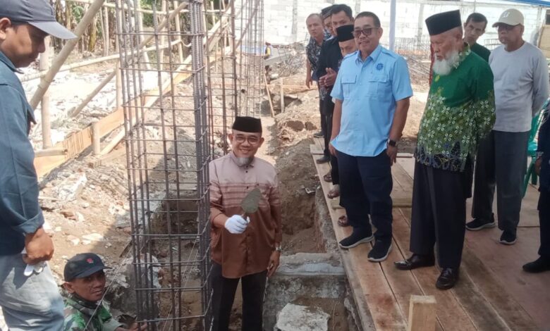 Prosesi peletakan batu pertama Toko Mubarok Cilacap oleh pengurus PDM Cilacap dan Koperasi Al Mabrur