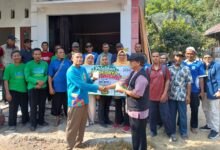 Peserta dan pengurus Jatam Cilacap berfoto bersama sambil memegang spanduk Pelatihan Budidaya Semangka di Desa Pagubugan Binangun.
