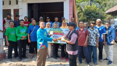 Peserta dan pengurus Jatam Cilacap berfoto bersama sambil memegang spanduk Pelatihan Budidaya Semangka di Desa Pagubugan Binangun.