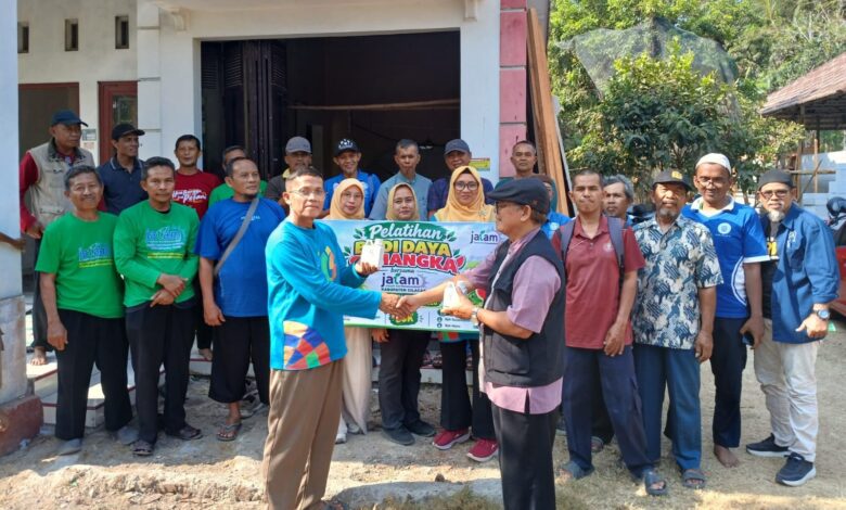 Peserta dan pengurus Jatam Cilacap berfoto bersama sambil memegang spanduk Pelatihan Budidaya Semangka di Desa Pagubugan Binangun.