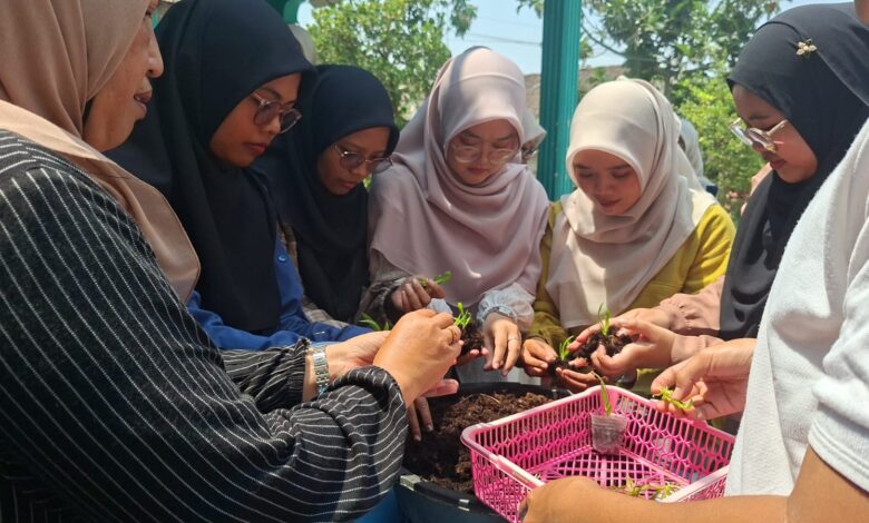 Peserta pelatihan budidaya anggrek AMM Ranting Muntilan 2 praktik menanam bibit anggrek