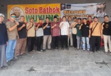Pengurus dan anggota BikersMu Chapter Kabupaten Bekasi foto bersama saat kopdar di Soto Bathok Wuyung