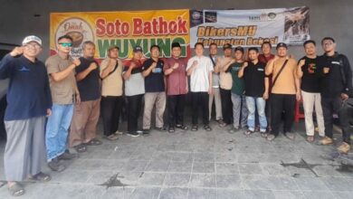 Pengurus dan anggota BikersMu Chapter Kabupaten Bekasi foto bersama saat kopdar di Soto Bathok Wuyung