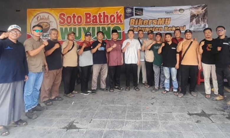Pengurus dan anggota BikersMu Chapter Kabupaten Bekasi foto bersama saat kopdar di Soto Bathok Wuyung