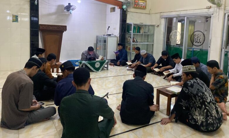 Suasana pembinaan dan dauroh Sanad Qiraat Al Quran oleh Dosen IQT UMS bersama santri Pondok Pesantren Al-Firdaus Kartasura.