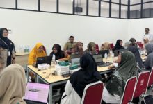 Pelatihan digitalisasi tata kelola sekolah UMS bersama pengurus Majelis Dikdasmen PCM Kartasura di FEB UMS.