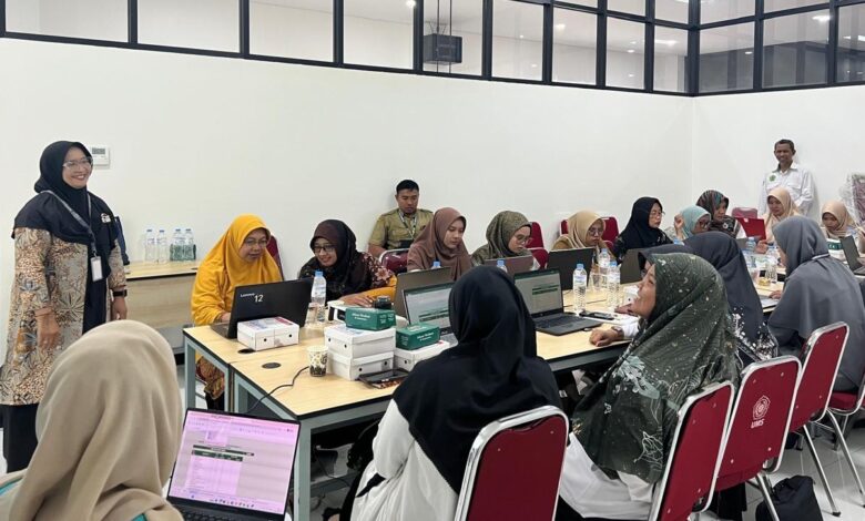 Pelatihan digitalisasi tata kelola sekolah UMS bersama pengurus Majelis Dikdasmen PCM Kartasura di FEB UMS.