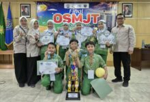 Siswa SD Muhammadiyah PK Solo foto bersama menunjukkan medali dan piagam penghargaan di Olimpiade Sains Muhammadiyah Jawa Tengah 2026.