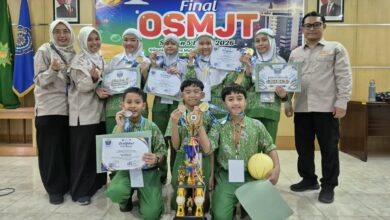 Siswa SD Muhammadiyah PK Solo foto bersama menunjukkan medali dan piagam penghargaan di Olimpiade Sains Muhammadiyah Jawa Tengah 2026.