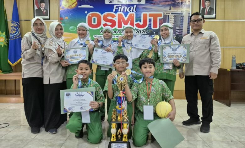 Siswa SD Muhammadiyah PK Solo foto bersama menunjukkan medali dan piagam penghargaan di Olimpiade Sains Muhammadiyah Jawa Tengah 2026.