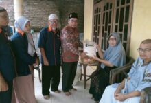 Penyerahan bantuan beras dan sembako oleh Lazismu PCM Kebakkramat kepada keluarga korban kebakaran di Ngentak Waru Karanganyar.