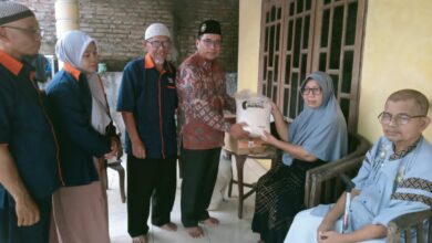 Penyerahan bantuan beras dan sembako oleh Lazismu PCM Kebakkramat kepada keluarga korban kebakaran di Ngentak Waru Karanganyar.
