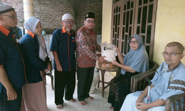 Penyerahan bantuan beras dan sembako oleh Lazismu PCM Kebakkramat kepada keluarga korban kebakaran di Ngentak Waru Karanganyar.
