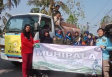 Anggota Muhipala SMA Muhi Cilacap menyalurkan bantuan air bersih Cilacap menggunakan mobil tangki untuk warga Desa Mandala Jeruklegi.
