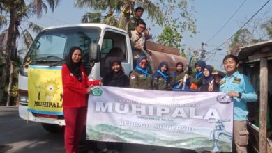 Anggota Muhipala SMA Muhi Cilacap menyalurkan bantuan air bersih Cilacap menggunakan mobil tangki untuk warga Desa Mandala Jeruklegi.