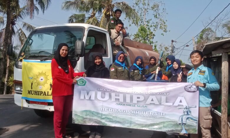 Anggota Muhipala SMA Muhi Cilacap menyalurkan bantuan air bersih Cilacap menggunakan mobil tangki untuk warga Desa Mandala Jeruklegi.