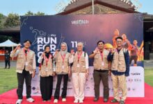 Tim medis RS UMS A.R. Fachrudin berfoto bersama di depan latar SoloRUNity Run for Gaza 2026 Balai Kota Surakarta