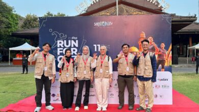 Tim medis RS UMS A.R. Fachrudin berfoto bersama di depan latar SoloRUNity Run for Gaza 2026 Balai Kota Surakarta