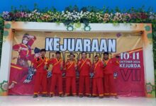 Atlet pesilat muda SMP Muliya Jepara berfoto bersama memegang piala kejuaraan pada Kejurda Tapak Suci Jepara 2026.