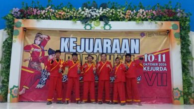 Atlet pesilat muda SMP Muliya Jepara berfoto bersama memegang piala kejuaraan pada Kejurda Tapak Suci Jepara 2026.