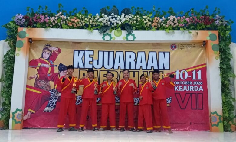 Atlet pesilat muda SMP Muliya Jepara berfoto bersama memegang piala kejuaraan pada Kejurda Tapak Suci Jepara 2026.