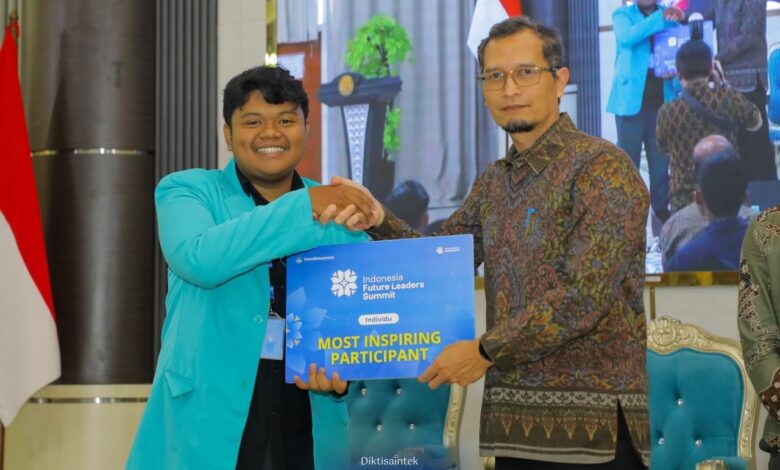 Jody Julian Putra Caesar, mahasiswa FHIP UMS, menerima penghargaan Most Inspiring Participant di ajang Future Leader Summit 2026.