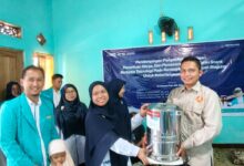 UMS Dampingi UMKM Boyolali dengan hibah mesin sealer kemasan untuk Zahin Snack.