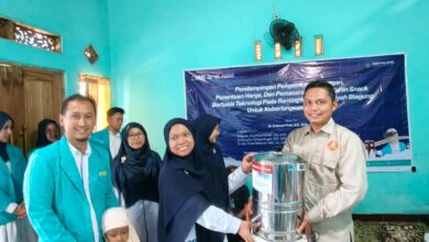UMS Dampingi UMKM Boyolali dengan hibah mesin sealer kemasan untuk Zahin Snack.