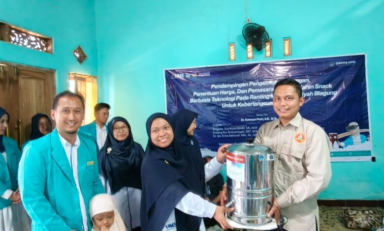 UMS Dampingi UMKM Boyolali dengan hibah mesin sealer kemasan untuk Zahin Snack.