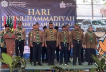 Prosesi pelantikan dan pengukuhan pengurus Kwarda Hizbul Wathan Tangsel periode 2026-2030 di atas panggung.