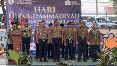Prosesi pelantikan dan pengukuhan pengurus Kwarda Hizbul Wathan Tangsel periode 2026-2030 di atas panggung.