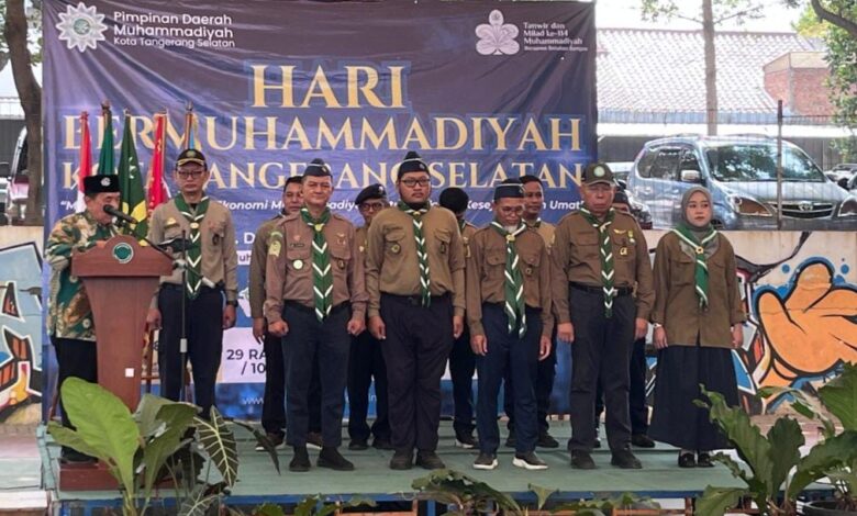 Prosesi pelantikan dan pengukuhan pengurus Kwarda Hizbul Wathan Tangsel periode 2026-2030 di atas panggung.