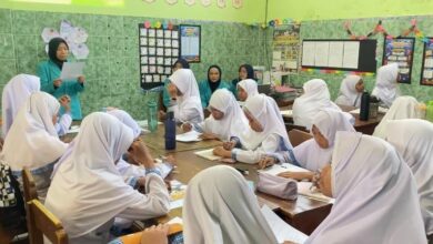 Tim pengabdi UMS mendampingi siswa MI Muhammadiyah Gedongan dalam sesi pengerjaan lembar kerja edukasi pemilahan sampah di ruang kelas.