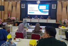 Suasana Diskusi Partisipatif DP3AP2KB Surakarta mengenai optimalisasi rantai pasok alat kontrasepsi untuk meningkatkan mutu pelayanan KB di Surakarta.