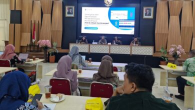 Suasana Diskusi Partisipatif DP3AP2KB Surakarta mengenai optimalisasi rantai pasok alat kontrasepsi untuk meningkatkan mutu pelayanan KB di Surakarta.