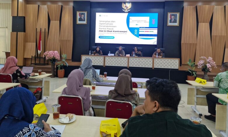 Suasana Diskusi Partisipatif DP3AP2KB Surakarta mengenai optimalisasi rantai pasok alat kontrasepsi untuk meningkatkan mutu pelayanan KB di Surakarta.