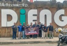 Rombongan BikersMu Kota Pekalongan berfoto bersama membentangkan spanduk di depan tulisan landmark Dieng Wonosobo saat touring dakwah.