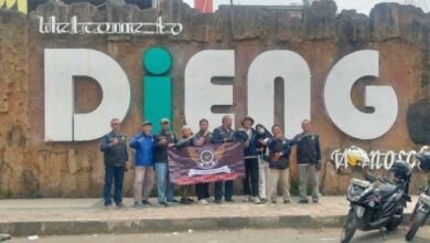 Rombongan BikersMu Kota Pekalongan berfoto bersama membentangkan spanduk di depan tulisan landmark Dieng Wonosobo saat touring dakwah.