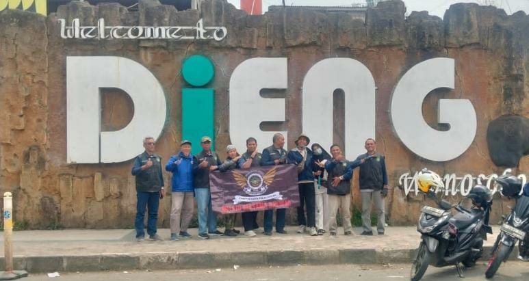 Rombongan BikersMu Kota Pekalongan berfoto bersama membentangkan spanduk di depan tulisan landmark Dieng Wonosobo saat touring dakwah.