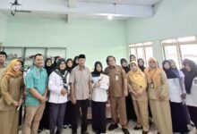 Siswa vokasi Tata Boga SMA Muhammadiyah Kudus foto bersama usai pembukaan pelatihan pengolahan ikan dengan jajaran BLK Kudus dan Disnaker Kudus.