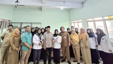 Siswa vokasi Tata Boga SMA Muhammadiyah Kudus foto bersama usai pembukaan pelatihan pengolahan ikan dengan jajaran BLK Kudus dan Disnaker Kudus.