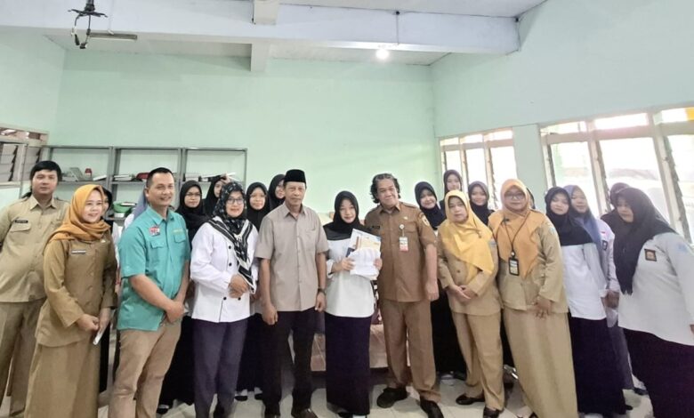 Siswa vokasi Tata Boga SMA Muhammadiyah Kudus foto bersama usai pembukaan pelatihan pengolahan ikan dengan jajaran BLK Kudus dan Disnaker Kudus.