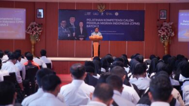 Rektor UMP Prof Dr Jebul Suroso memberikan sambutan dalam peluncuran Pelatihan Kompetensi CPMI MRC UMP Batch 2 di Purwokerto, didampingi pimpinan BP3MI Jateng.