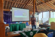 Pakar internasional UMS menyampaikan materi pelatihan manfaat obat herbal sambiloto di hadapan peserta PCA Gatak Sukoharjo
