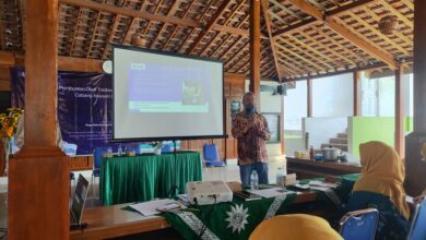 Pakar internasional UMS menyampaikan materi pelatihan manfaat obat herbal sambiloto di hadapan peserta PCA Gatak Sukoharjo
