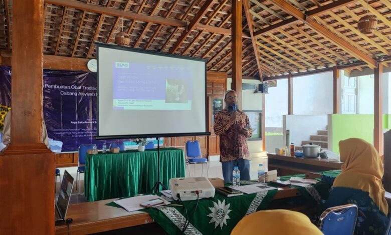 Pakar internasional UMS menyampaikan materi pelatihan manfaat obat herbal sambiloto di hadapan peserta PCA Gatak Sukoharjo
