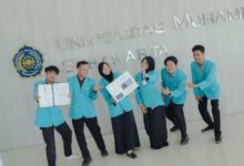 Tim mahasiswa UMS mengenakan jas almamater tosik sambil memamerkan sertifikat, medali perunggu, dan prototipe alat peracik obat PharmaSwift berbasis IoT.