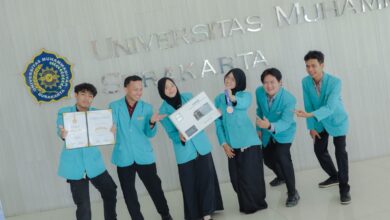 Tim mahasiswa UMS mengenakan jas almamater tosik sambil memamerkan sertifikat, medali perunggu, dan prototipe alat peracik obat PharmaSwift berbasis IoT.