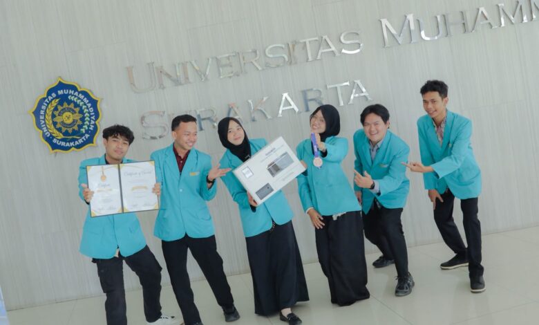 Tim mahasiswa UMS mengenakan jas almamater tosik sambil memamerkan sertifikat, medali perunggu, dan prototipe alat peracik obat PharmaSwift berbasis IoT.