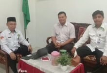Tiga pengurus Majelis Dikdasmen PCM Karanggede dan pimpinan MTsN 13 Boyolali duduk bersama saat silaturahmi di ruang tamu madrasah.
